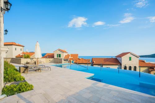 Swimmingpoolen hos eller tæt på Lustica Apartments Marina Bay
