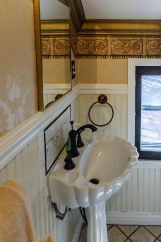 a bathroom with a white sink and a mirror at Frisco Lodge in Frisco
