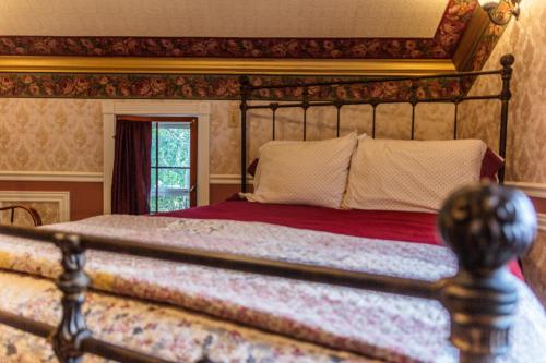a bedroom with a large bed with a wooden frame at Frisco Lodge in Frisco