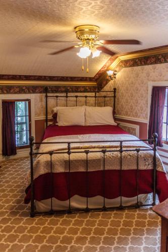a bedroom with a bed in a room at Frisco Lodge in Frisco
