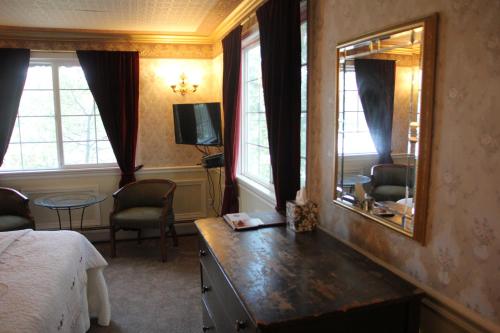 a hotel room with a bed and a mirror at Frisco Lodge in Frisco