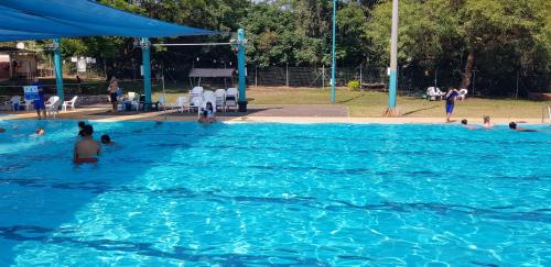 un grupo de personas en una piscina en Nano's Place en Ma‘yan Barukh