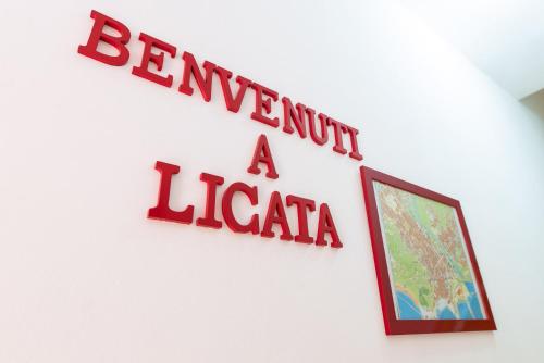 Znak na ścianie z tekstem zmieniającym bibliotekarza w obiekcie La dimora del monsignore w mieście Licata