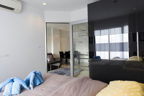 a bedroom with a bed and a large mirror at Mosaic Condminum A24m by malai in Mae Pim