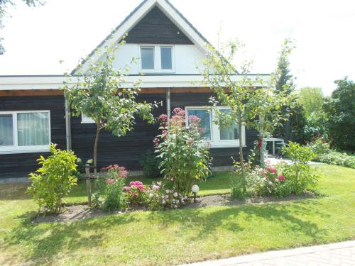 a house with some flowers in front of it at Middenpaed in Balk