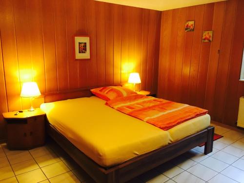 Кровать или кровати в номере Ferienwohnung-Birlenbach