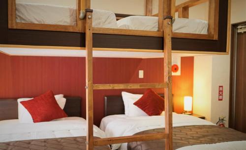Pokój z łóżkiem piętrowym i 2 łóżkami piętrowymi w obiekcie Hotel From Okinawa w mieście Naha