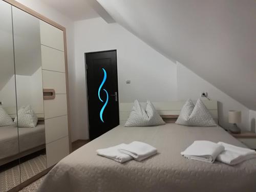 1 dormitorio con 1 cama con puerta negra en Five, en Luduş