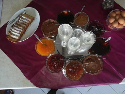 een paarse tafel met een bord vol eten en drinken bij Amari Hotel in Metamorfosi