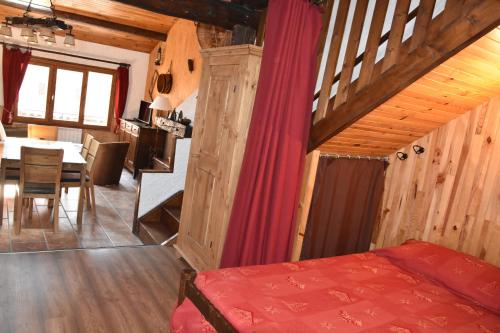 ein Schlafzimmer mit einem Bett und einem Tisch in einem Zimmer in der Unterkunft La Grange in Pralognan-la-Vanoise