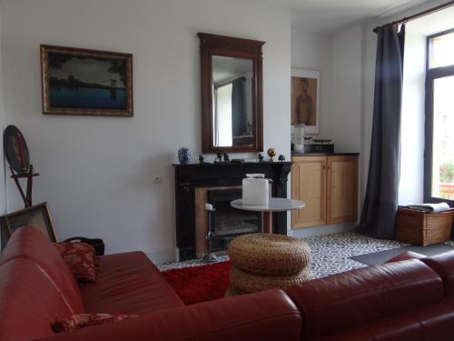 un salon avec un canapé et un miroir dans l'établissement La Grande Maison, à Cambieure