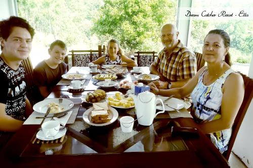 埃拉埃拉追梦人旅馆的一群人围坐在桌旁吃饭