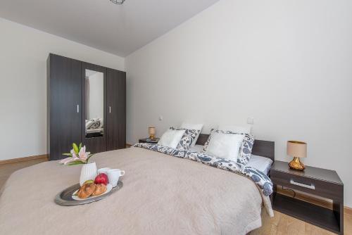 Postel nebo postele na pokoji v ubytování Wola Park - Obozowa 16 P&O Apartments