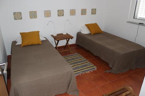 dwa łóżka siedzące obok siebie w pokoju w obiekcie Monte Quinta Verde w mieście Ferreira do Alentejo