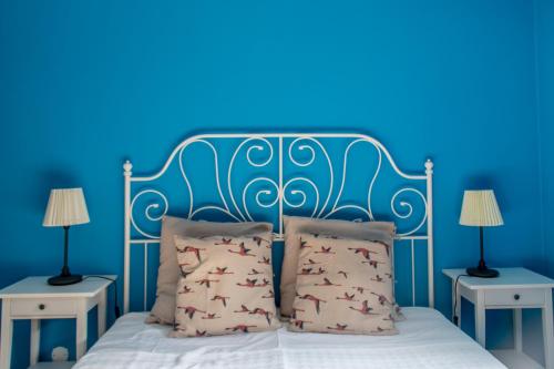 ポンテ・デ・リマにあるCasa do Lagareiroの青いベッドルーム(鳥のいるベッド付)