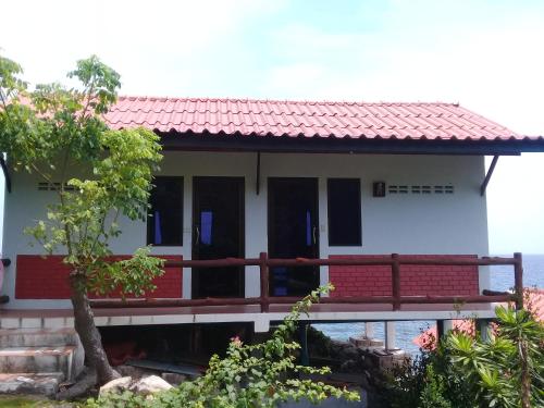 Bangunan di mana terletaknya rumah tamu ini
