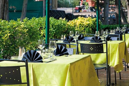 Restoran atau tempat lain untuk makan di Logis Hotel Restaurant Le Flamant Rose camargue