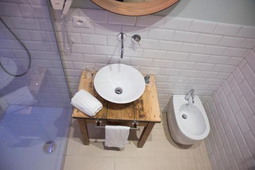 a bathroom with a sink and a toilet and a tub at L'Albero in Porto Empedocle