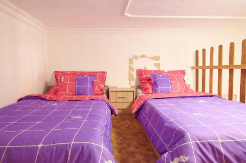 dos camas sentadas una al lado de la otra en un dormitorio en Happy Turtle Apartments, en Budapest