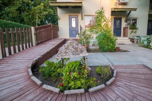 Κήπος έξω από το Nuriel Fruit & Guest House