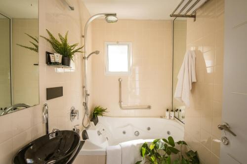 Ένα μπάνιο στο Nuriel Fruit & Guest House