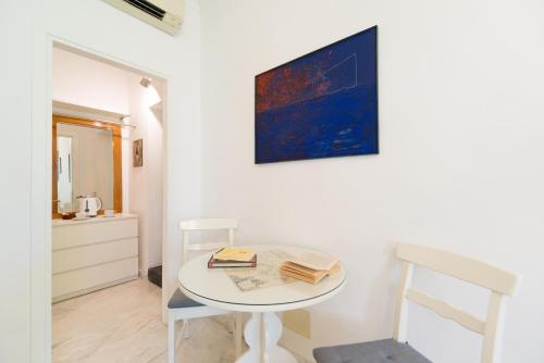 een kleine witte tafel en stoel in een kamer bij B&B Casa Baseggio in Venetië