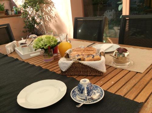 ペルージャにあるB&B IL FRASSINOのテーブル(パンと皿のバスケット付)
