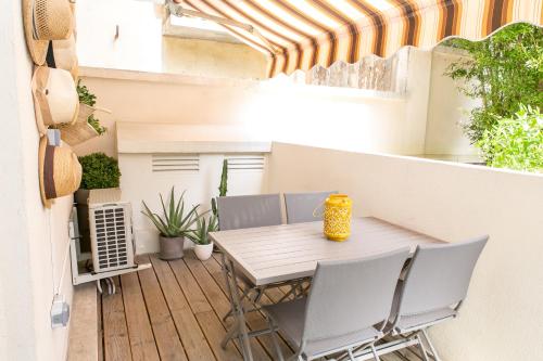 un petit balcon avec une table et des chaises dans l'établissement Cannes Le Vendome, à Cannes