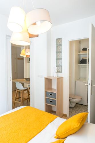 une chambre avec un lit et une salle à manger dans l'établissement Cannes Le Vendome, à Cannes