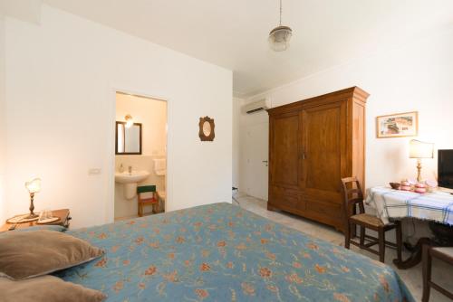 a bedroom with a large bed and a bathroom at B&B Casa Baseggio in Venice