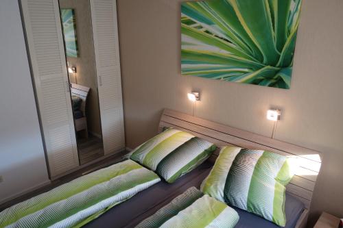 ゼールバッハにあるFewo Oechlerのベッドルーム1室(ベッド2台、緑と白の枕付)