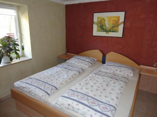 een bed met twee kussens in een slaapkamer bij Ziegelei-Lübars in Klietz