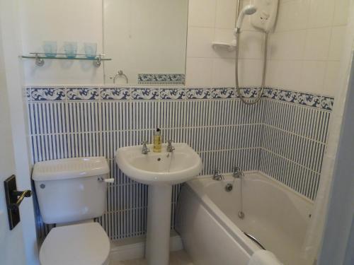 a bathroom with a sink and a toilet and a tub at Hedgehope Cottage Alnwick in Alnwick
