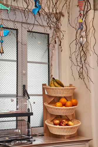 two baskets of fruit on a counter in a kitchen at Residencial Fortunato in Ericeira