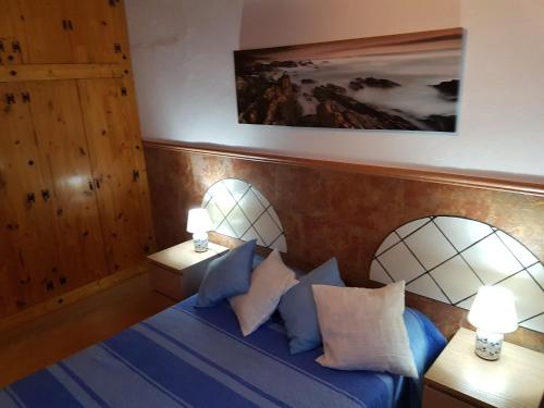 ガルダーにあるPunta de Galdar Nature and Confortのベッドルーム1室(ランプ2つ付)