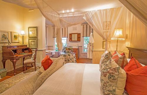 um quarto com uma cama e um piano em Goble Palms Guest Lodge & Urban Retreat em Durban
