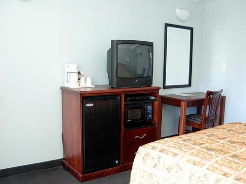 ウィローズにあるEconomy Innの木製のキャビネット(テーブル付)にテレビが備わります。