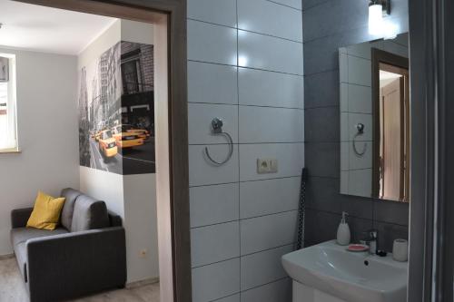 W łazience znajduje się umywalka, toaleta i lustro. w obiekcie Apartament Londyn w Łagowie