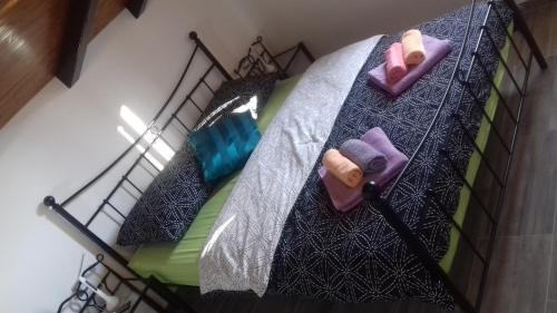 En eller flere senge i et værelse på HOLIDAY HOME NORA**** Loznati Cres