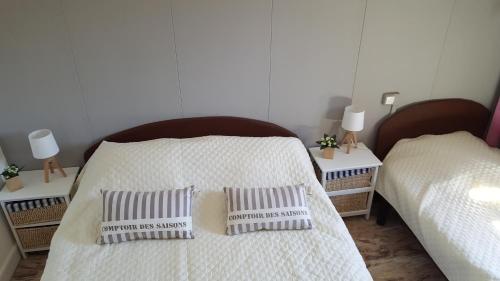 ル・グロー・ダグドにあるVue Mer Splendide - Appartement Standingのベッドルーム1室(白いシーツと枕のベッド2台付)