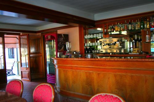 a bar in a restaurant with red chairs at Park Hotel Villa Giustinian in Mirano