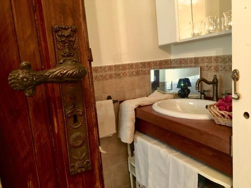 a bathroom with a sink and a mirror at Locanda della Lavanda in San Clemente