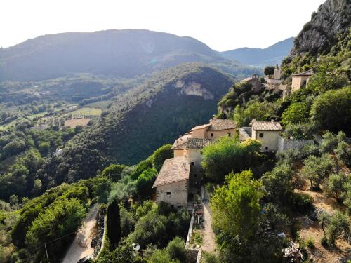 a village on the side of a mountain at Guesthouse Runcini in Ferentillo