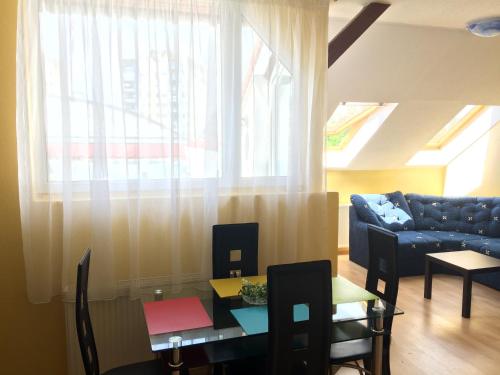 - un salon avec une table et un canapé dans l'établissement Mary Apartment, à Siófok