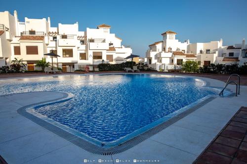 Piscina a Golf Beach and Relax Townhouse o a prop