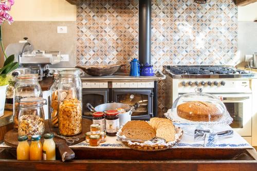 a kitchen with a counter with bread and other ingredients at Il Pettirosso in Santarcangelo di Romagna