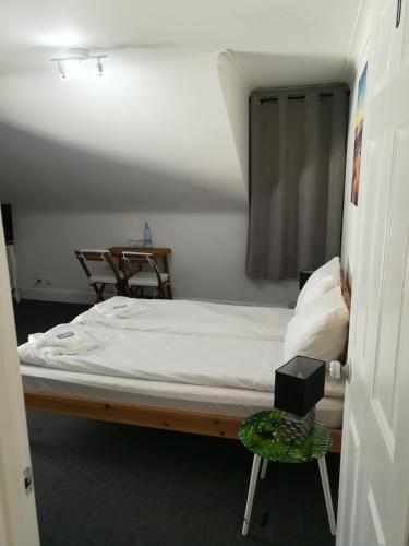 Postel nebo postele na pokoji v ubytování Royal Guest House II