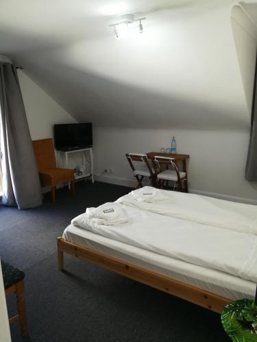Postel nebo postele na pokoji v ubytování Royal Guest House II