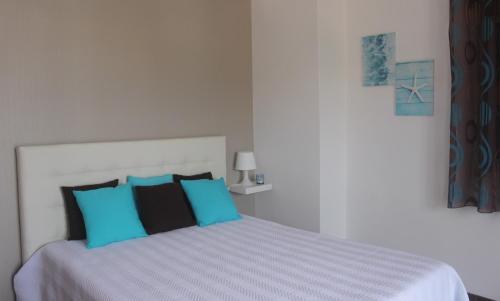 FamalicãoにあるCasa da Cilinhaのベッドルーム1室(青と黒の枕が備わるベッド1台付)