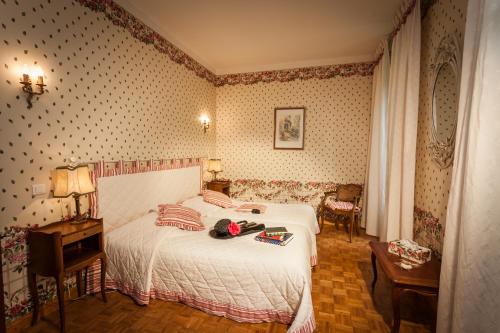 Postel nebo postele na pokoji v ubytování Logis Hostellerie Du Grand Duc hôtel restaurant